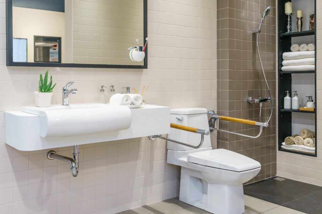Salle de bain pour personne à mobilité réduite
