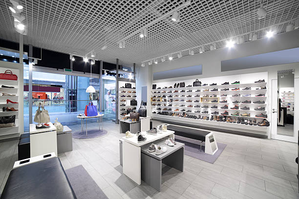 bright and fashionable interior of shoe store in modern mall rénovation boutique à Lyon 2